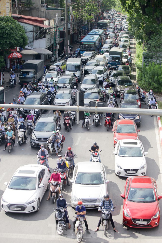 Người dân Hà Nội khổ sở ra đường trong ngày đầu đợt cao điểm nắng nóng - Ảnh 12.