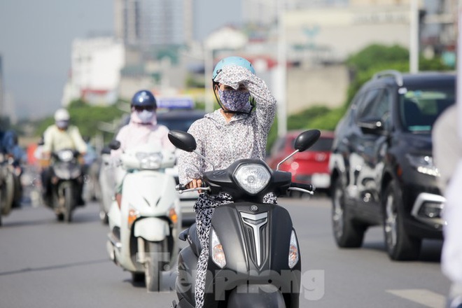 Người dân Hà Nội khổ sở ra đường trong ngày đầu đợt cao điểm nắng nóng - Ảnh 14.