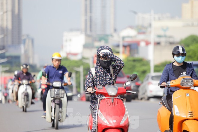 Người dân Hà Nội khổ sở ra đường trong ngày đầu đợt cao điểm nắng nóng - Ảnh 4.