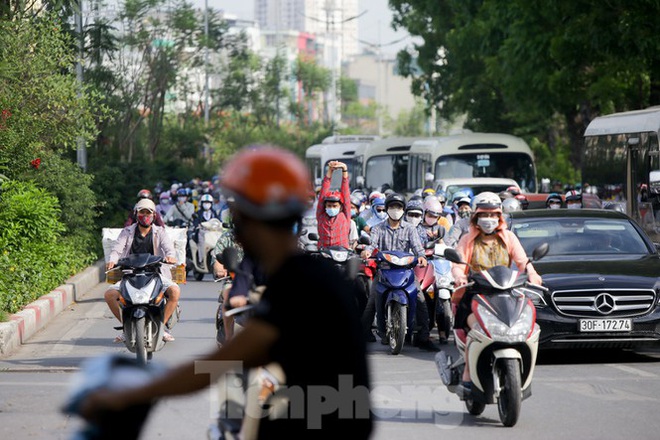 Người dân Hà Nội khổ sở ra đường trong ngày đầu đợt cao điểm nắng nóng - Ảnh 7.