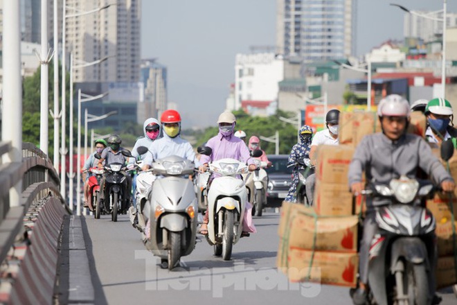 Người dân Hà Nội khổ sở ra đường trong ngày đầu đợt cao điểm nắng nóng - Ảnh 10.