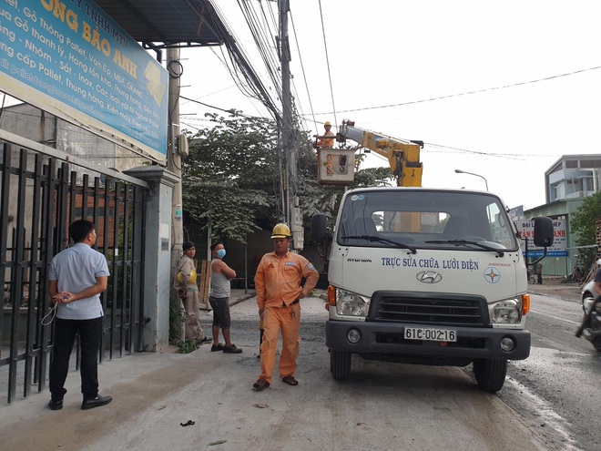 [HY HỮU] Dây điện rơi xuống đường sau khi cháy, một người đàn ông bị giật chết - Ảnh 2.