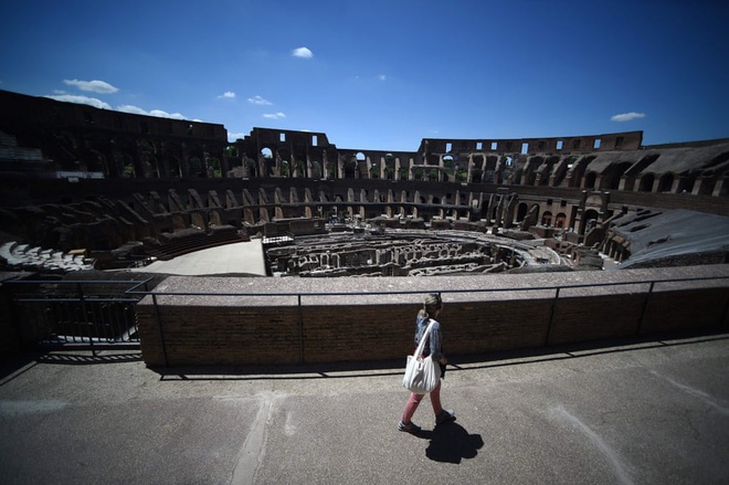 24h qua ảnh: Du kh&aacute;ch chụp ảnh tr&ecirc;n du thuyền ở Vịnh Hạ Long - Ảnh 3.