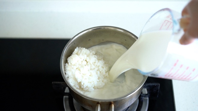 Tận dụng cơm nguội, tôi làm món pudding sữa gạo bé nào cũng thích mê - Ảnh 1.