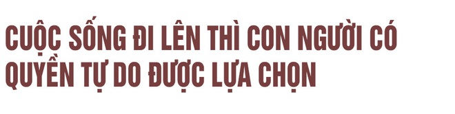 NSƯT Chí Trung: Mưa bão, mất điện khán giả vẫn không về, chúng tôi thắp đèn dầu lên diễn tiếp - Ảnh 4.