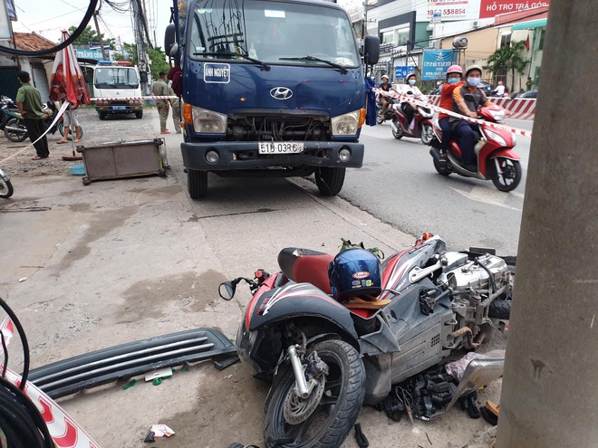 Dừng đèn đỏ, người đàn ông bị xe tải mất lái tông chết trên quốc lộ 13 - Ảnh 1.