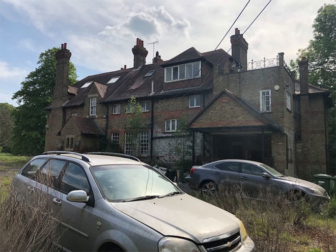 Kỳ lạ ng&ocirc;i biệt thự cổ bỏ hoang c&ugrave;ng nhiều vật phẩm đắt tiền - Ảnh 1.