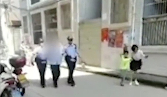 Bảo vệ mẫu gi&aacute;o x&ocirc;ng v&agrave;o trường đ&acirc;m ch&eacute;m, gần 40 người gục ng&atilde; - Ảnh 1.