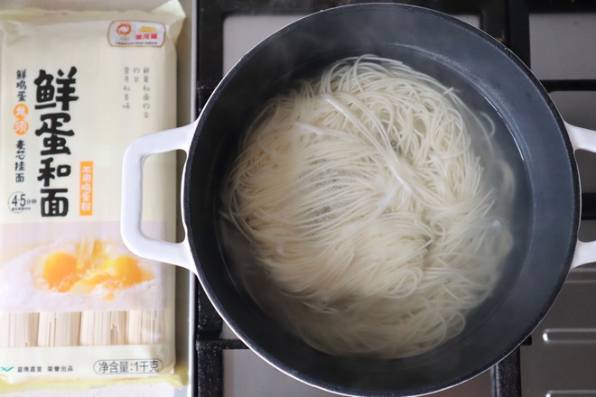 Học người Nhật cách làm mì bò đơn giản nhanh gọn cho bữa sáng - Ảnh 4.