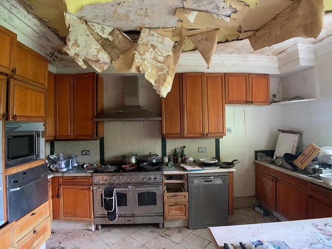 Kỳ lạ ng&ocirc;i biệt thự cổ bỏ hoang c&ugrave;ng nhiều vật phẩm đắt tiền - Ảnh 4.