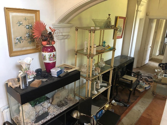 Kỳ lạ ng&ocirc;i biệt thự cổ bỏ hoang c&ugrave;ng nhiều vật phẩm đắt tiền - Ảnh 10.