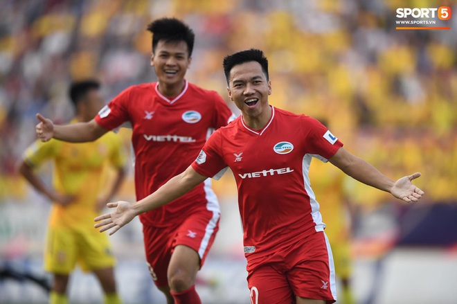 Ngoại binh Viettel FC chơi xấu, trọng t&agrave;i chỉ r&uacute;t thẻ v&agrave;ng v&agrave; c&aacute;i kết phải b&aacute;m trụ tại s&acirc;n Thi&ecirc;n Trường v&igrave; sợ CĐV qu&aacute; kh&iacute;ch v&acirc;y ngo&agrave;i cửa - Ảnh 1.