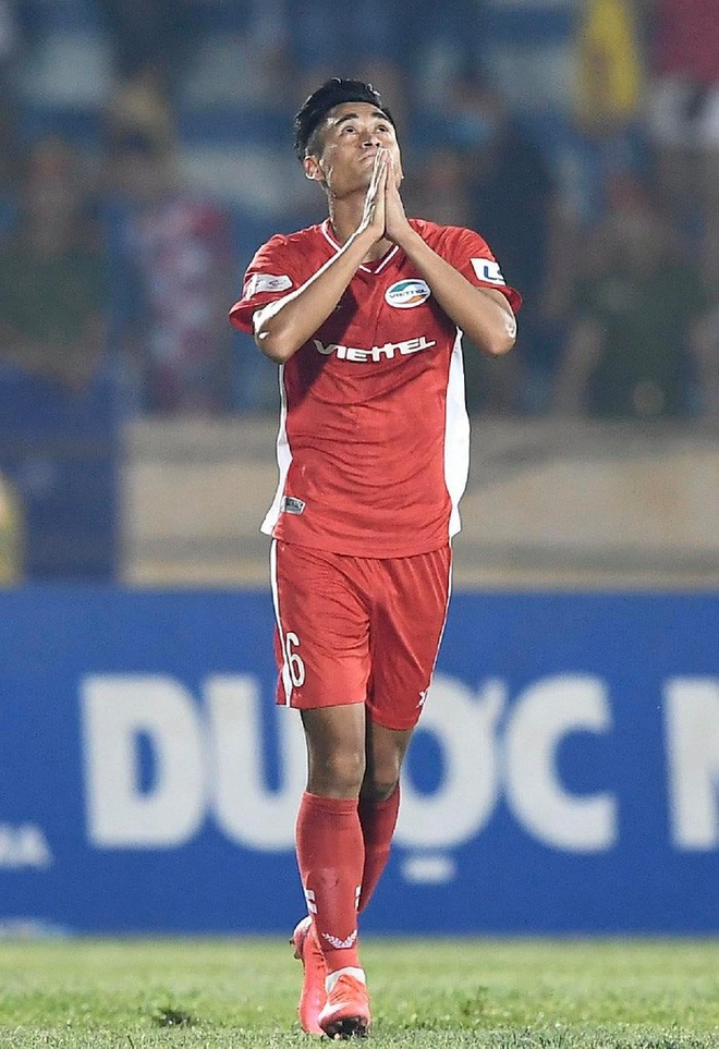 Ngoại binh Viettel FC chơi xấu, trọng t&agrave;i chỉ r&uacute;t thẻ v&agrave;ng v&agrave; c&aacute;i kết phải b&aacute;m trụ tại s&acirc;n Thi&ecirc;n Trường v&igrave; sợ CĐV qu&aacute; kh&iacute;ch v&acirc;y ngo&agrave;i cửa - Ảnh 2.