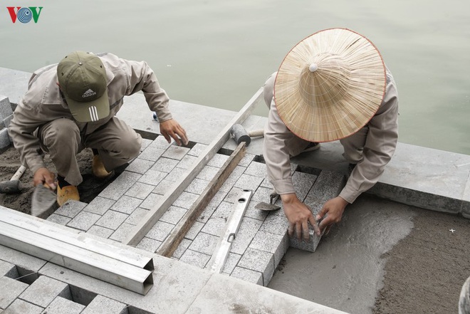 Cận cảnh cải tạo vỉa hè, lát đá hoa cương quanh hồ Hoàn Kiếm - Ảnh 3.