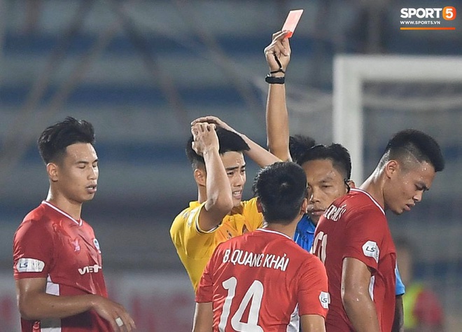 Ngoại binh Viettel FC chơi xấu, trọng t&agrave;i chỉ r&uacute;t thẻ v&agrave;ng v&agrave; c&aacute;i kết phải b&aacute;m trụ tại s&acirc;n Thi&ecirc;n Trường v&igrave; sợ CĐV qu&aacute; kh&iacute;ch v&acirc;y ngo&agrave;i cửa - Ảnh 4.