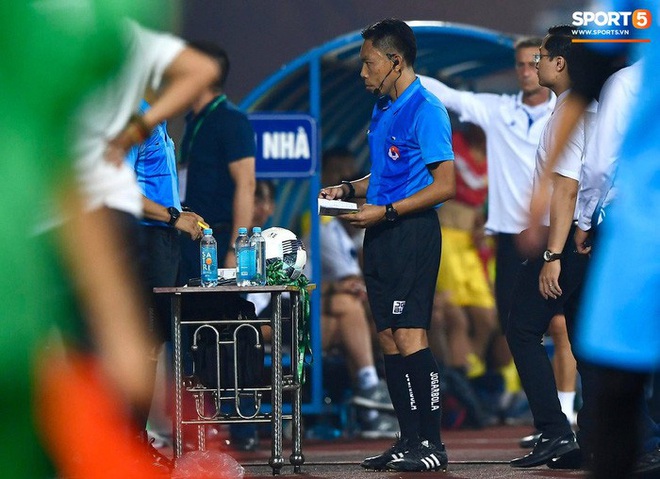 Ngoại binh Viettel FC chơi xấu, trọng t&agrave;i chỉ r&uacute;t thẻ v&agrave;ng v&agrave; c&aacute;i kết phải b&aacute;m trụ tại s&acirc;n Thi&ecirc;n Trường v&igrave; sợ CĐV qu&aacute; kh&iacute;ch v&acirc;y ngo&agrave;i cửa - Ảnh 8.