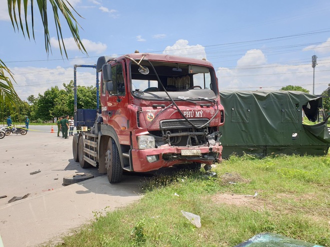 Xe container hất văng xe thùng biển đỏ, 7 người thương vong nằm la liệt trên đường - Ảnh 2.