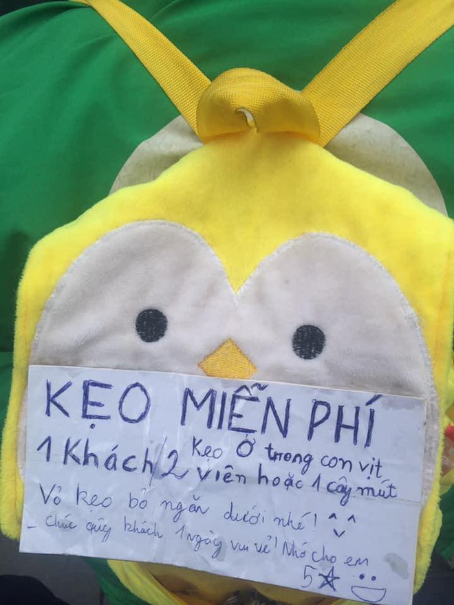 Tài xế xe ôm đeo ba lô con vịt sau lưng, những dòng chữ trên đó khiến khách bất ngờ, thích thú - Ảnh 1.