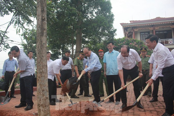 Thủ tướng dạo bước ở vựa vải thiều lớn nhất nước - Ảnh 1.