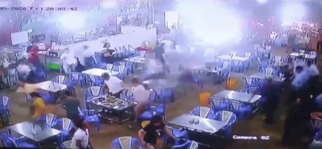 Hàng chục thanh niên vác hung khí đập phá quán ốc ở Sài Gòn - Ảnh 2.
