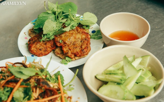 Ngày hè vừa ăn bát miến lươn 30 năm tuổi phố Chân Cầm, vừa nghe bà chủ kể chuyện xưa ôm bụng bầu đi bán rong khắp phố cổ mưu sinh - Ảnh 13.