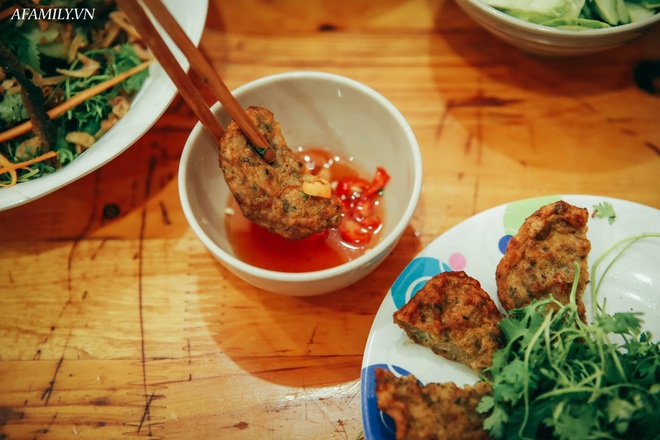 Ngày hè vừa ăn bát miến lươn 30 năm tuổi phố Chân Cầm, vừa nghe bà chủ kể chuyện xưa ôm bụng bầu đi bán rong khắp phố cổ mưu sinh - Ảnh 15.