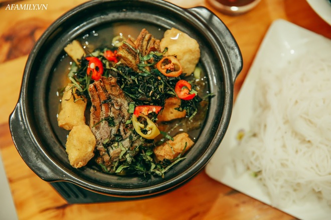 Ngày hè vừa ăn bát miến lươn 30 năm tuổi phố Chân Cầm, vừa nghe bà chủ kể chuyện xưa ôm bụng bầu đi bán rong khắp phố cổ mưu sinh - Ảnh 16.