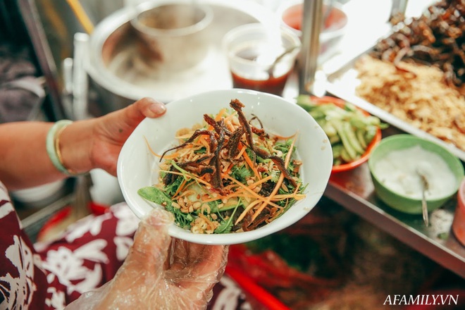 Ngày hè vừa ăn bát miến lươn 30 năm tuổi phố Chân Cầm, vừa nghe bà chủ kể chuyện xưa ôm bụng bầu đi bán rong khắp phố cổ mưu sinh - Ảnh 5.