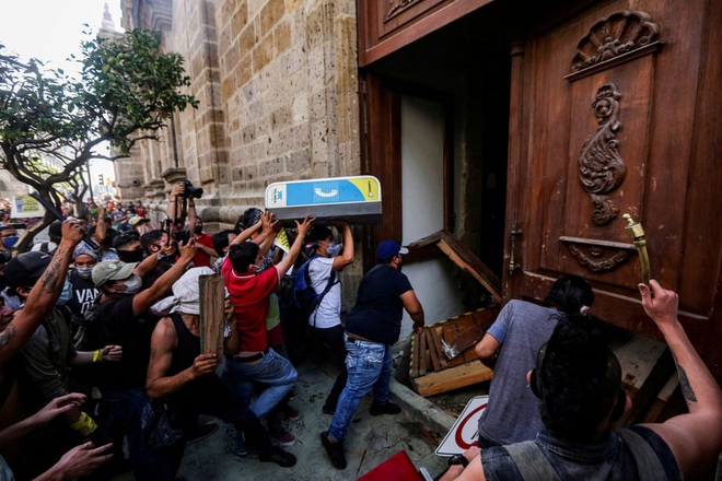 7 ngày qua ảnh: Người biểu tình phá cửa tòa nhà chính quyền bang ở Mexico - Ảnh 2.