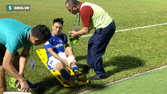 Cầu thủ V.League gãy chân kinh hoàng phẫu thuật thành công, cần 3 tháng để trở lại sân tập - Ảnh 1.