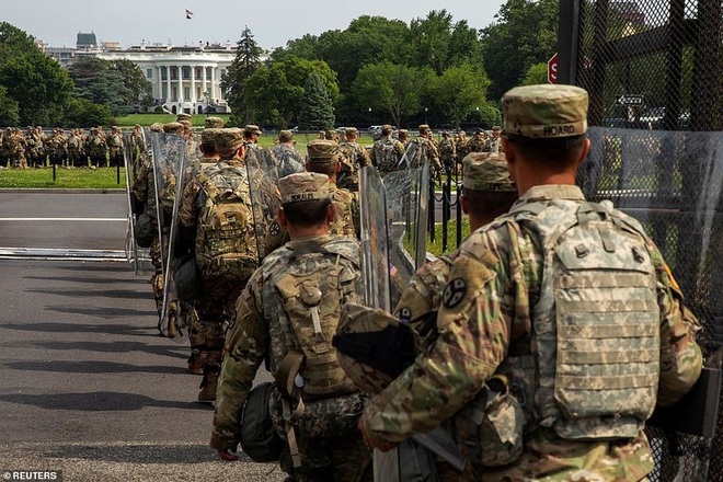 Ảnh: Hàng vạn người biểu tình vây kín các con đường thủ đô Washington - Ảnh 12.