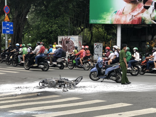 Bị cảnh sát truy đuổi, hai thanh niên nghi cướp giật phóng bạt mạng rồi ngã, xe cháy rụi ở trung tâm Sài Gòn - Ảnh 2.