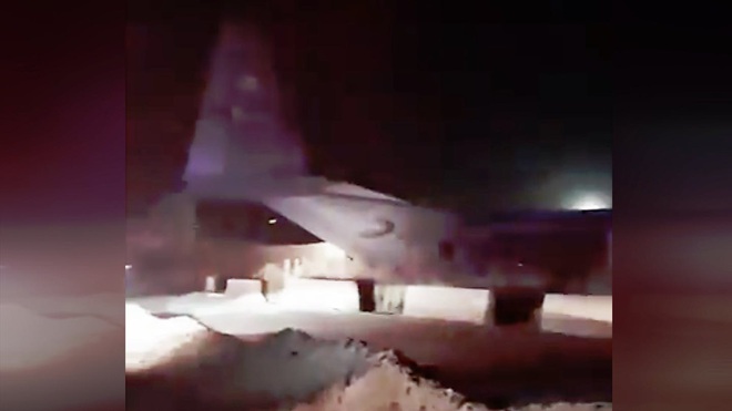 Tên lửa bí ẩn rơi gần sân bay quốc tế Baghdad - Đoàn xe Nga rầm rập thông chốt, suýt húc thẳng vào xe bọc thép Mỹ - Ảnh 1.