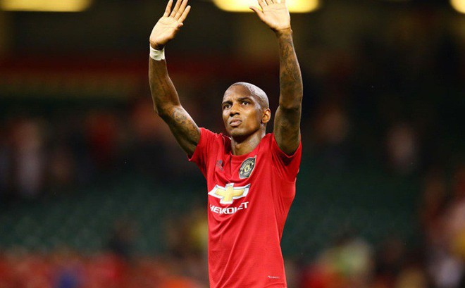 Young đã rời Man.United, nhưng Fernandes có thể không đến