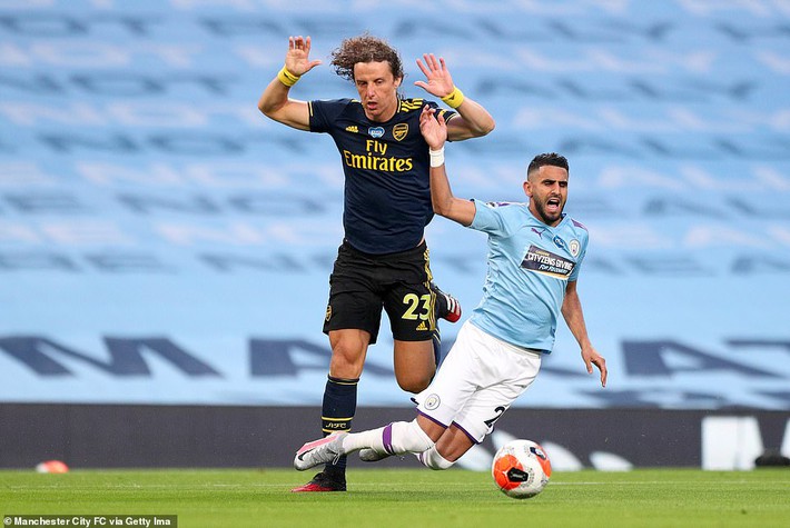 Premier League trở lại, David Luiz lập tức gây sốc với cú đúp tan cửa nát nhà - Ảnh 1.