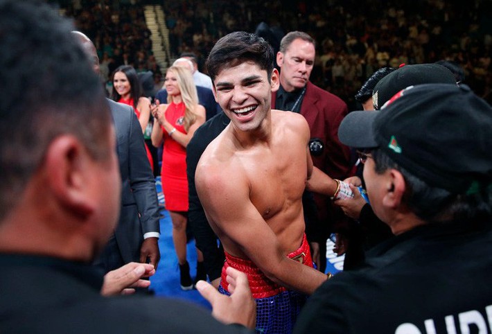 Youtuber nổi tiếng đi cấp cứu sau khi để nhà vô địch boxing đấm vào bụng, lời thừa nhận trên xe cứu thương sau đó khiến tất cả phải ngã ngửa - Ảnh 4. Youtuber nổi tiếng đi cấp cứu sau khi để nhà vô địch boxing đấm vào bụng, lời thừa nhận trên xe cứu thương sau đó khiến tất cả phải ngã ngửa - Ảnh 4.