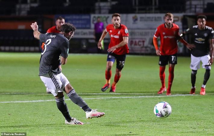 Chết hụt trước đội hạng dưới, Man United chứng minh lời mắng của huyền thoại là chính xác - Ảnh 1.