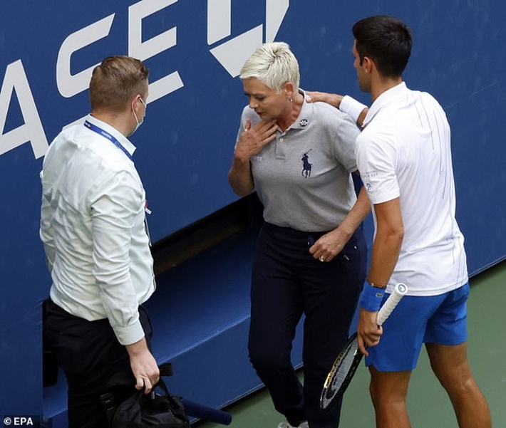Fan Djokovic dọa giết trọng tài bị đánh trúng cổ - Ảnh 1. Fan Djokovic dọa giết trọng tài bị đánh trúng cổ - Ảnh 1.