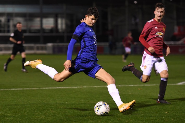 Bóng đá Thái Lan đón tin vui, có cầu thủ lai ký hợp đồng chuyên nghiệp với Chelsea - Ảnh 1.