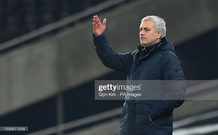 Mourinho thẫn thờ vì mất điểm; Pep Guardiola đe dọa soán ngôi Man United - Ảnh 3.