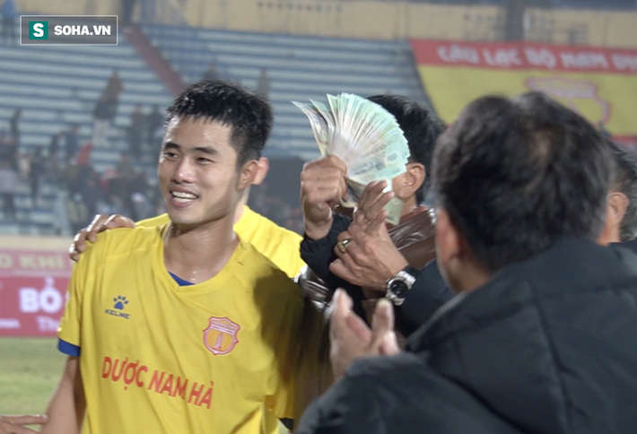 Rút cả xấp tiền thưởng nóng trận thắng Hà Nội FC, một CĐV Nam Định gây sốt vì độ chịu chơi - Ảnh 1.