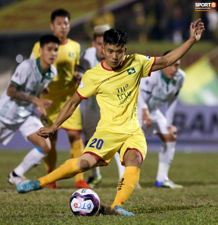 Phan Văn Đức giải cứu SLNA trước tân binh V.League dù bị đẩy vào thế khó - Ảnh 4.