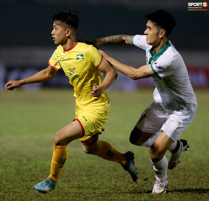 Phan Văn Đức giải cứu SLNA trước tân binh V.League dù bị đẩy vào thế khó - Ảnh 6.