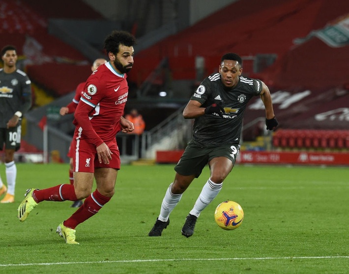 Chấm điểm cầu thủ MU: Luke Shaw, Wan-Bissaka bỏ Salah, Mane vào túi quần - Ảnh 11.
