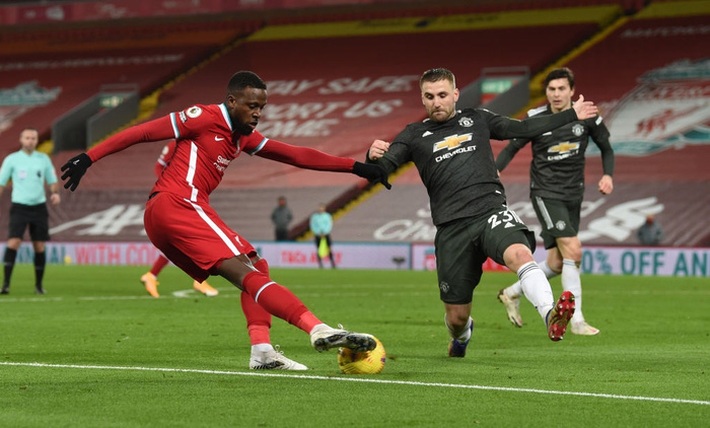 Chấm điểm cầu thủ MU: Luke Shaw, Wan-Bissaka bỏ Salah, Mane vào túi quần - Ảnh 5.