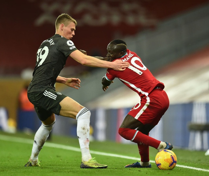 Chấm điểm cầu thủ MU: Luke Shaw, Wan-Bissaka bỏ Salah, Mane vào túi quần - Ảnh 6.
