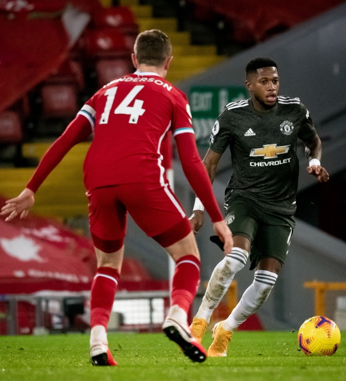 Chấm điểm cầu thủ MU: Luke Shaw, Wan-Bissaka bỏ Salah, Mane vào túi quần - Ảnh 7.