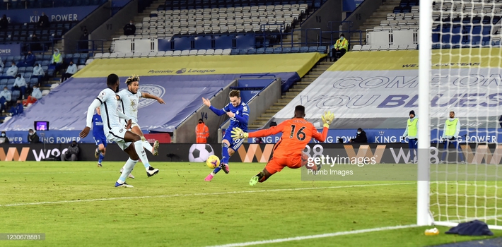 Không phải Liverpool hay Man City, một địch thủ ít ai ngờ tới đã chiếm ngôi đầu của Man United - Ảnh 2.