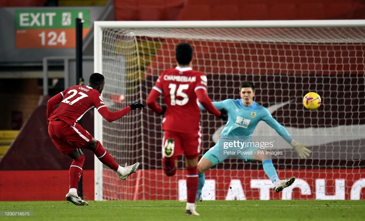 Thua nghiệt ngã trên sân nhà, Liverpool bị Man United cho ngửi khói trong cuộc đua vô địch - Ảnh 1.