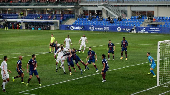 Varane tỏa sáng rực rỡ, Real Madrid ngược dòng kịch tính trước Huesca - Ảnh 1.